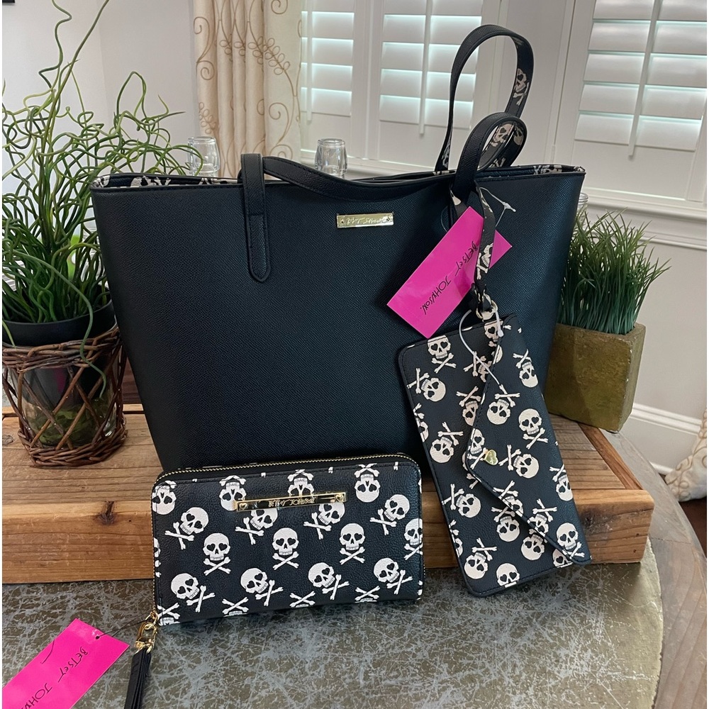 BETSEY JOHNSON BLACK FAUX LEATHER TOTE W/ BLACK WHITE SKULL WRISTLET